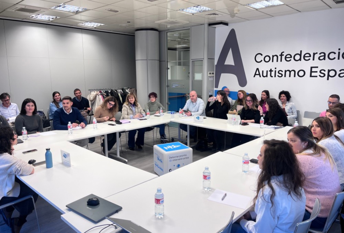 Muchas personas reunidas en una sala en torno a unas mesas