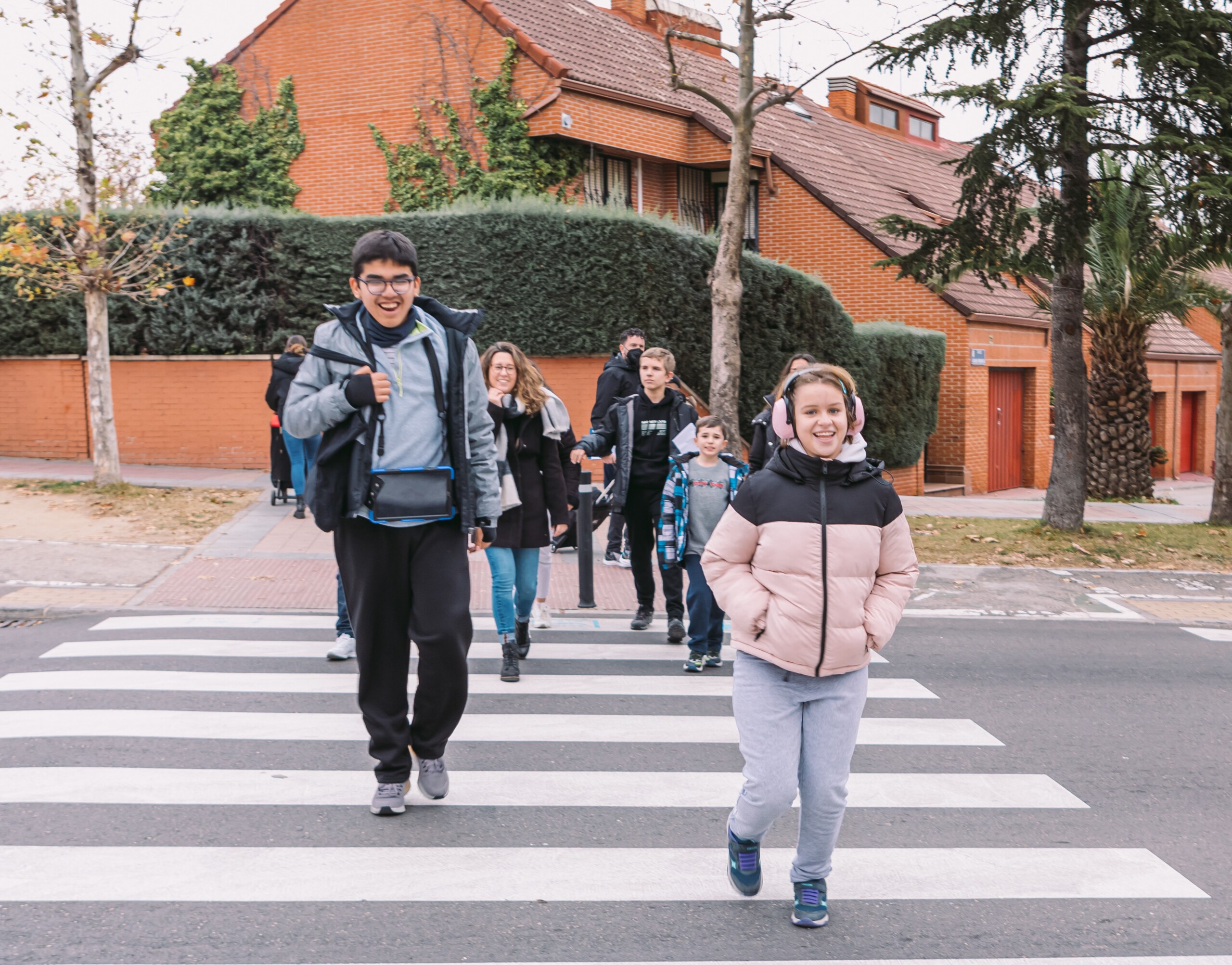 Un grupo de jóvenes con autismo cruza por un paso de peatones