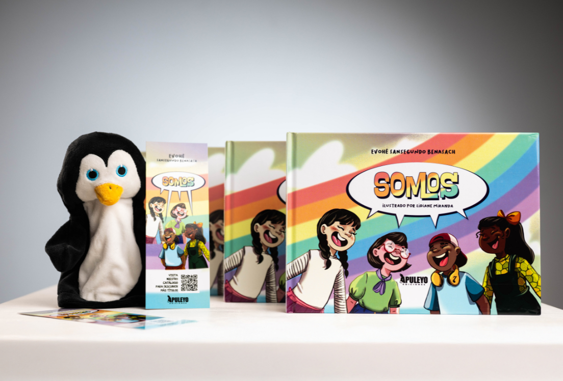 Peluche de pingüino junto a unos cuentos
