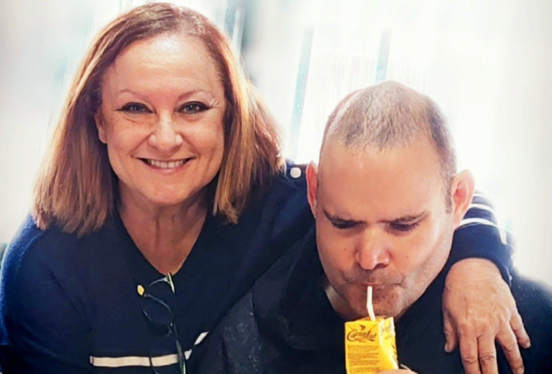 Adela Cuadrado, presidenta de Cepri, junto a su hijo