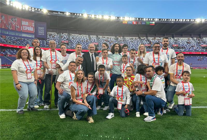 Personas invitadas al partido de la Selección Española de Fútbol en Valladolid junto a Cucurella