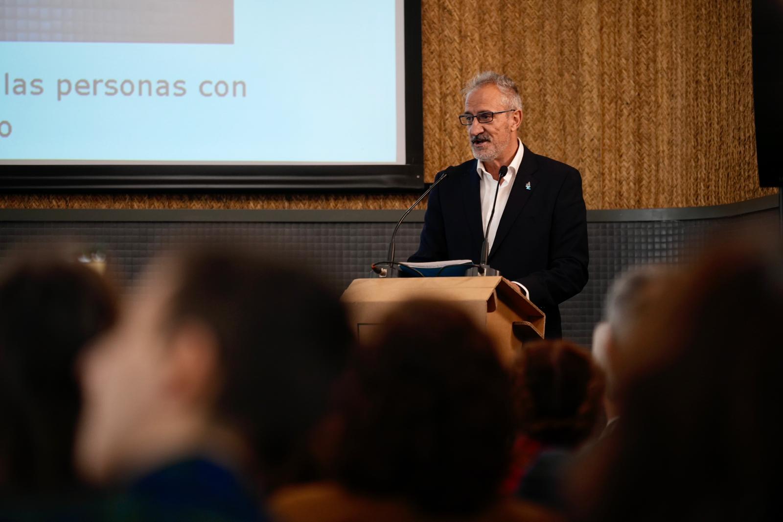Pedro Ugarte, presidente de Autismo España, habla al público desde un atril