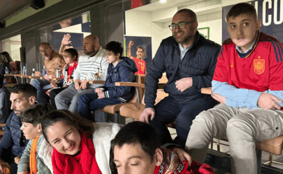 Una veintena de personas autistas disfrutan del fútbol de la Selección en Sevilla