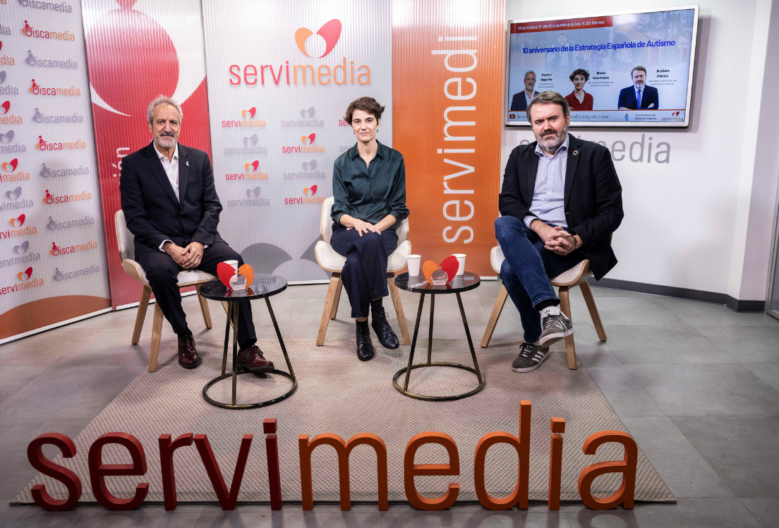 Tres personas sentadas en el estudio de Servimedia, dos hombres y una mujer
