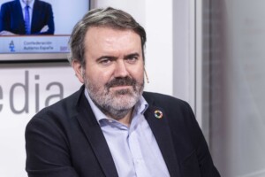 Primer plano del secretario de Estado de Juventud e Infancia, sobre fondo blanco