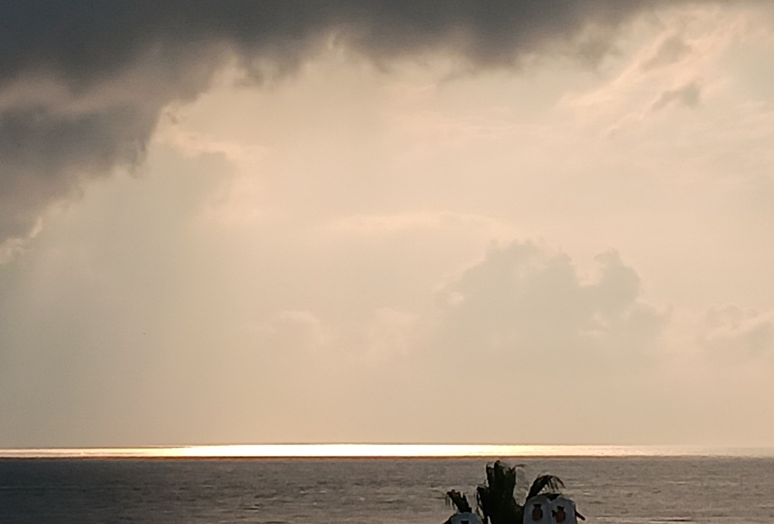 Foto del mar y el cielo nublado