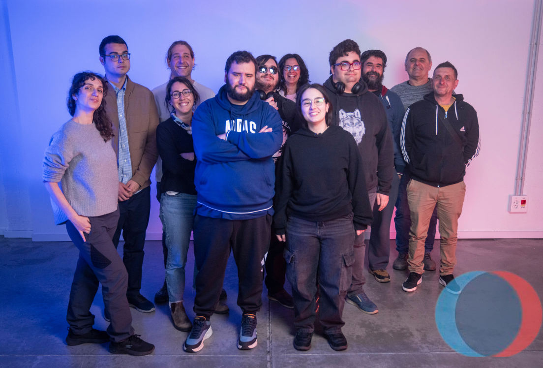 Foto de 12 personas en el plató del Videopodcast