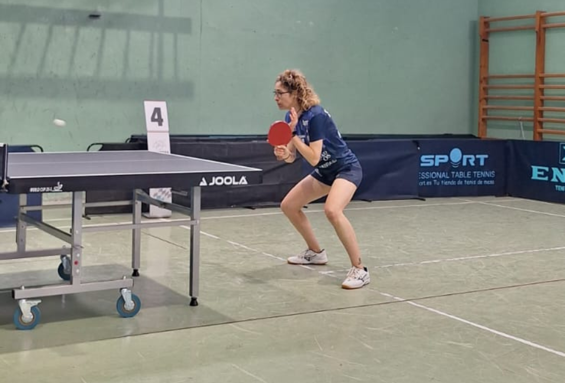 Mujer jugando a tenis de mesa