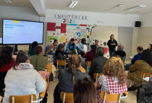 Personas autistas dan una charla en un aula