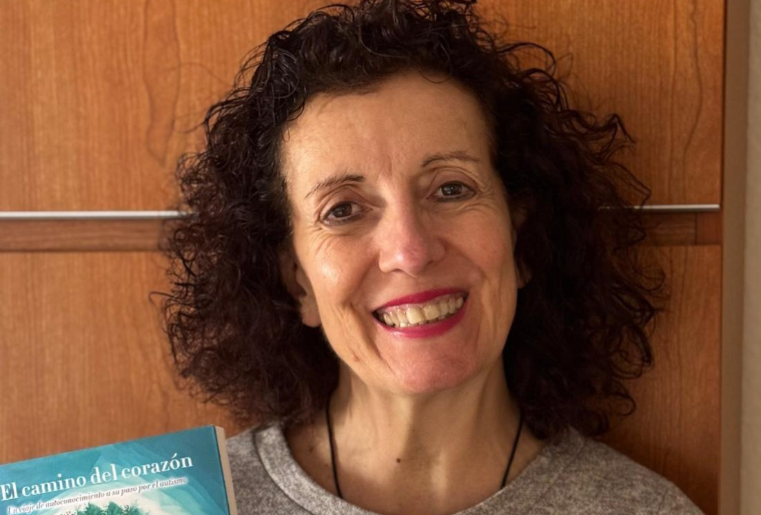 Primer plano de mujer sonriendo y mirando a cámara