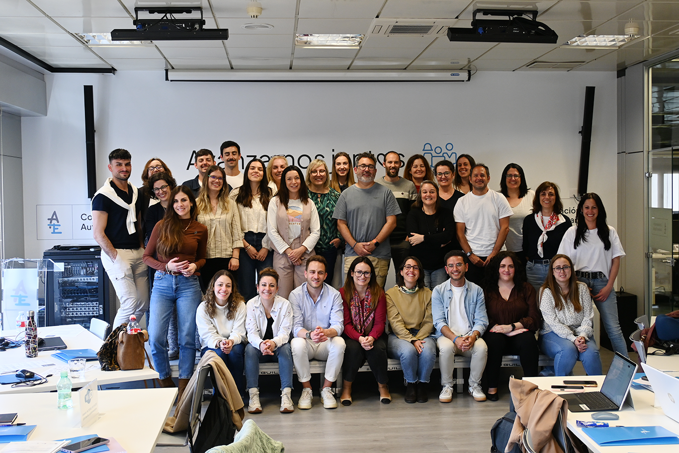 Un grupo de personas trabajadoras de las entidades participantes en el proyecto +RuralTEA