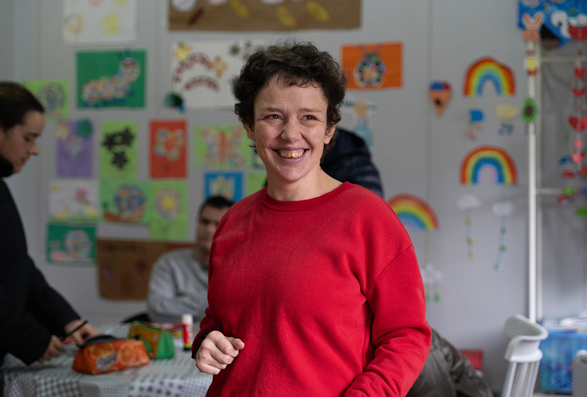 Una mujer autista sonriendo