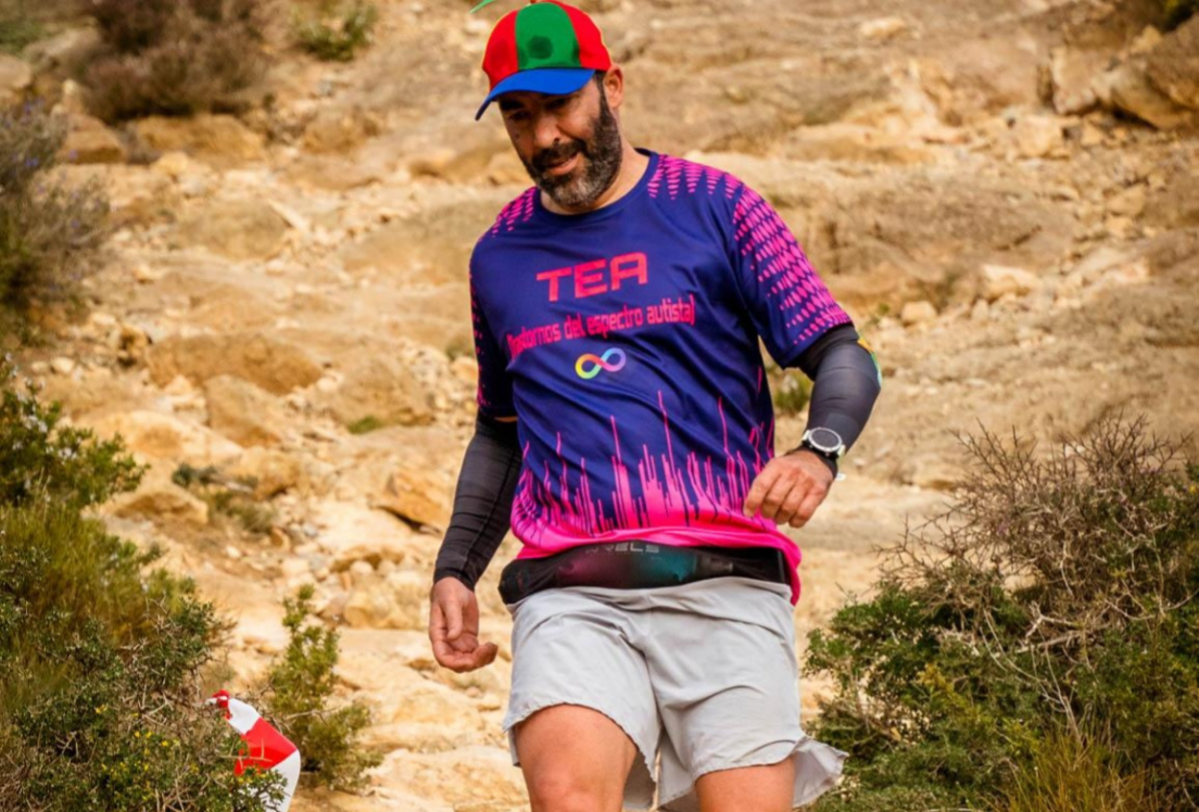 El deportista con autismo Francisco Fernández corriendo por la montaña