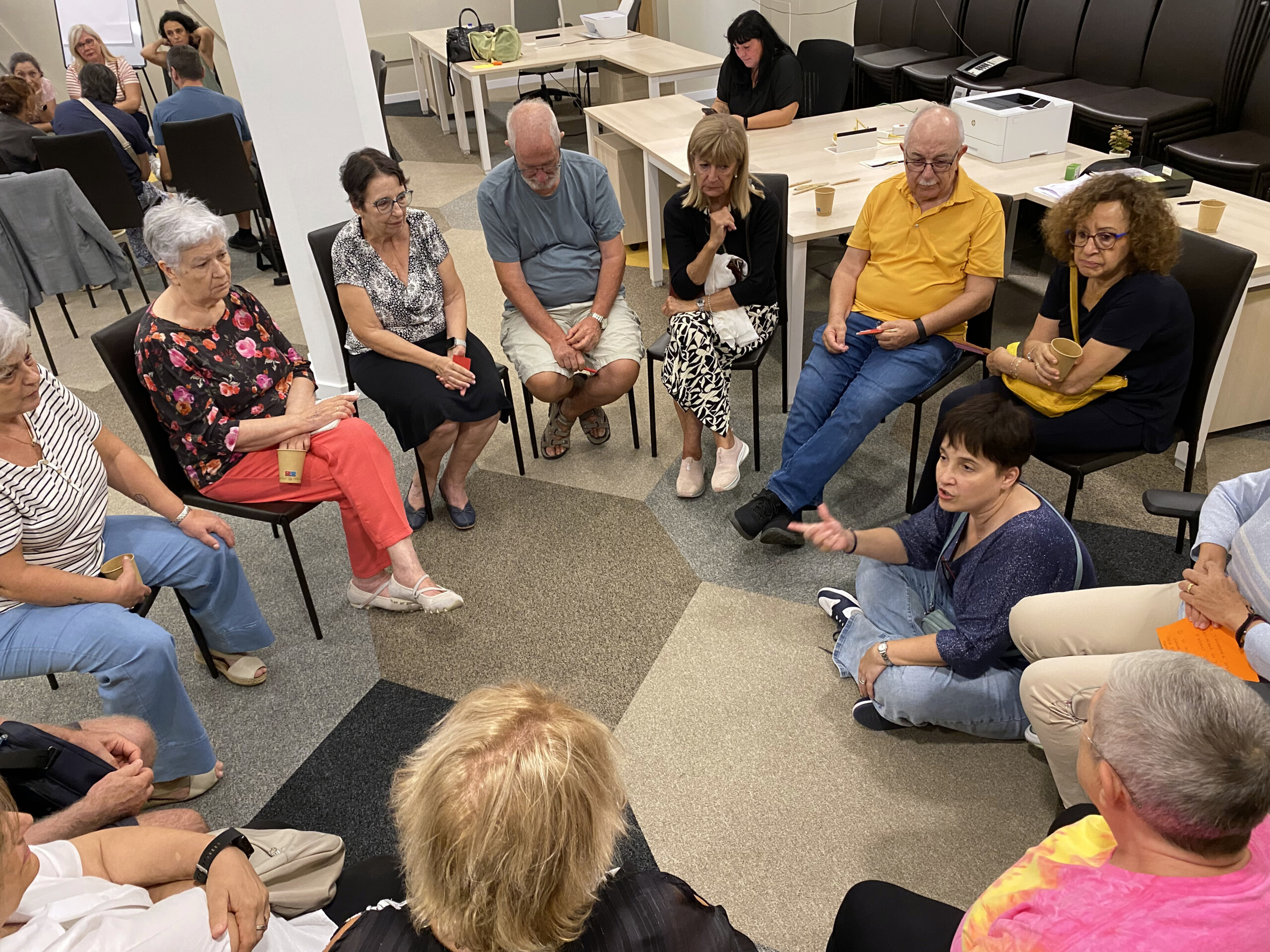 Grupo de personas sentadas en círculo