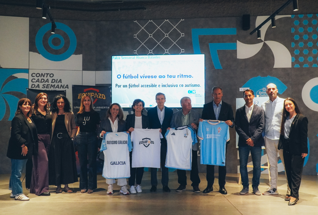 Grupo de personas de pie mirando a cámara en la presentación del palco sensorial del estadio del Celta