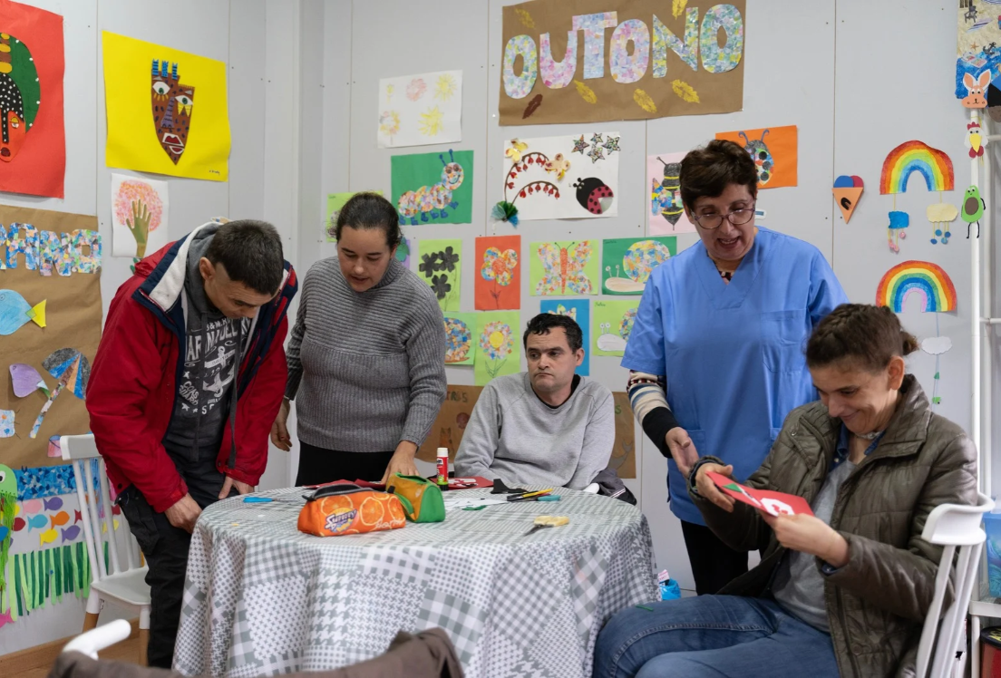 Un grupo de personas autistas haciendo manualidades