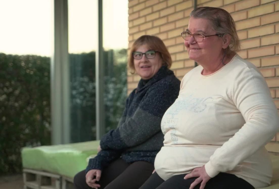 Dos mujeres autistas sentadas