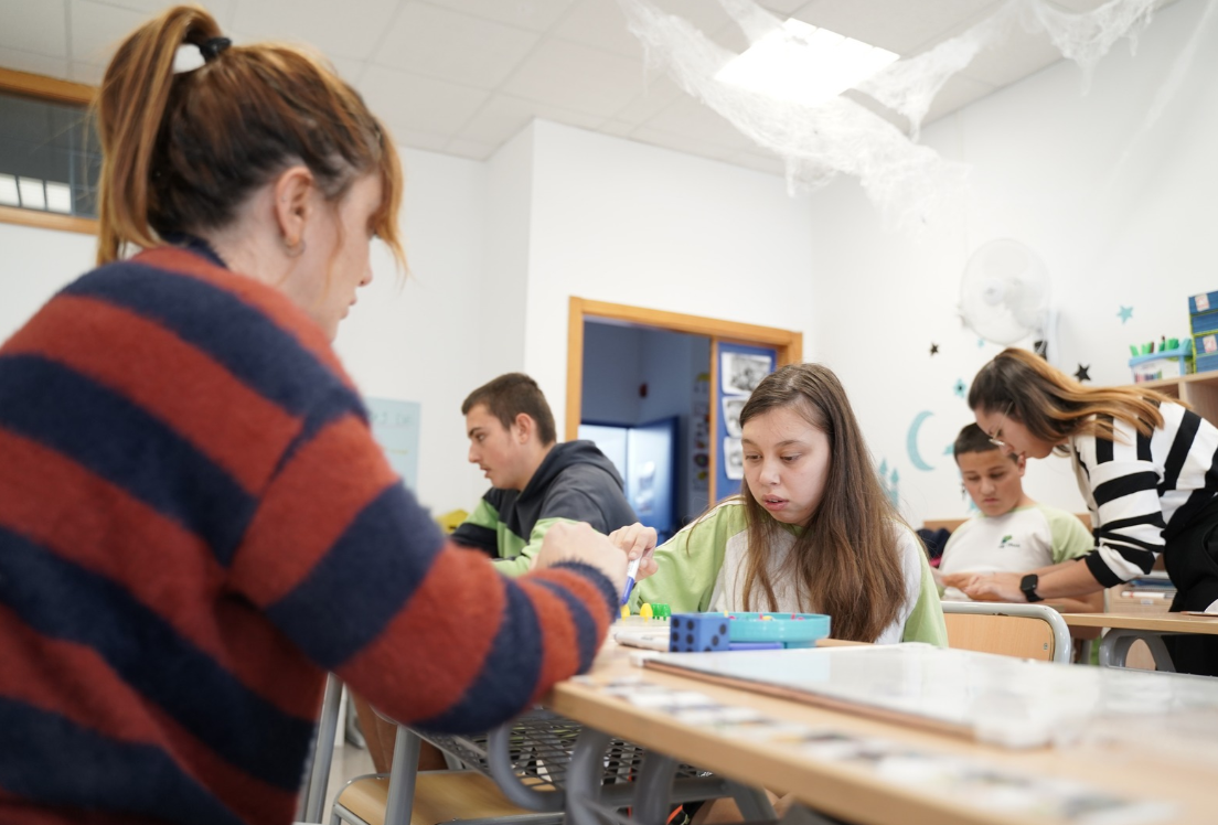 Un aula con dos profesoras y varios alumnos y alumnas autistas
